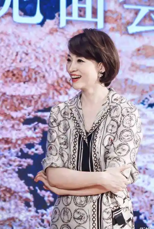 原创46岁董卿气质太出众涂芭比粉口红穿一袭印花裙美得优雅又知性