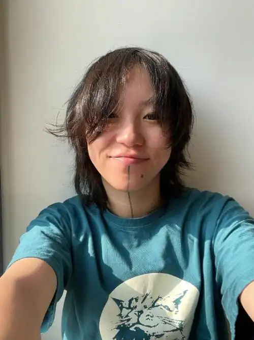 窦靖童女装亮相时装周,酷飒造型获妈妈王菲点评,母女俩越来越像