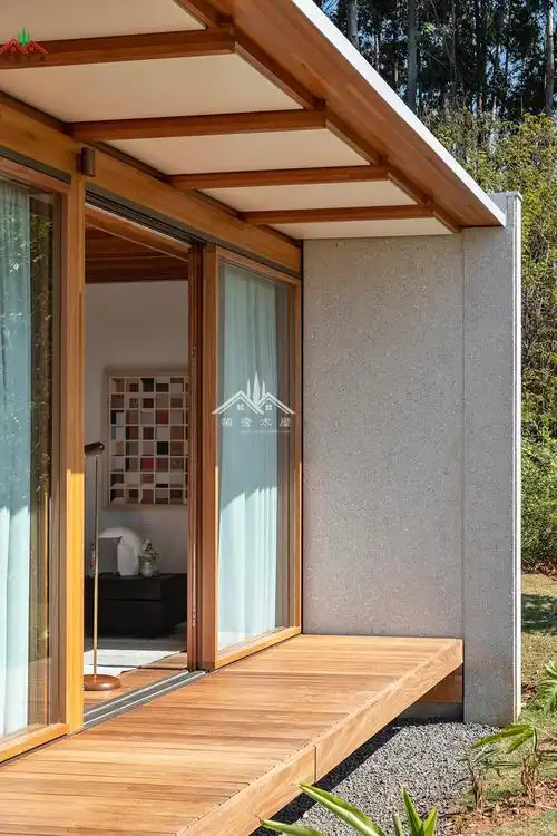 水泥与木头结合单层平顶现代风格大落地窗度假小木屋