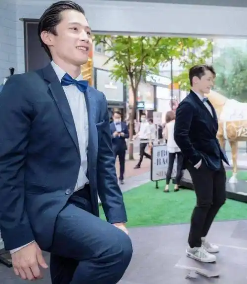 汤镇业双胞胎儿子晒帅照,长相英俊却不火,父亲有6个孩子太有福_汤君慈