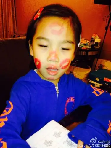 这个把宝贝女儿亲得满脸口红印的妈妈是谁?答案是—辣妈小祯!