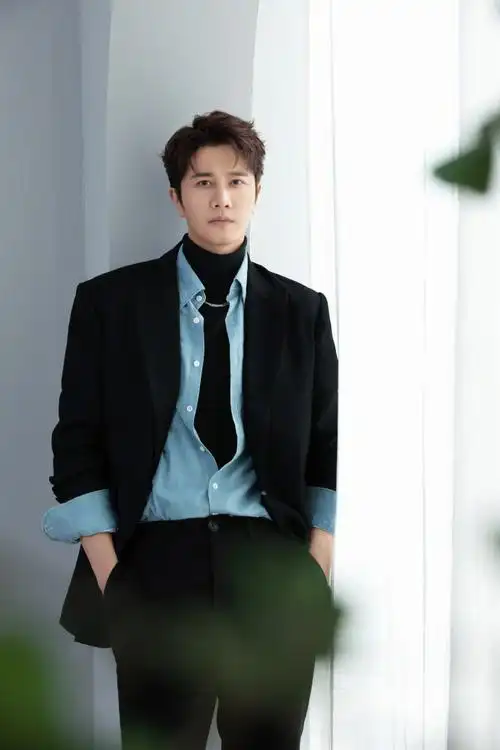 彭冠英情人节营业照##彭冠英西装衬衫高领毛衣叠穿造型