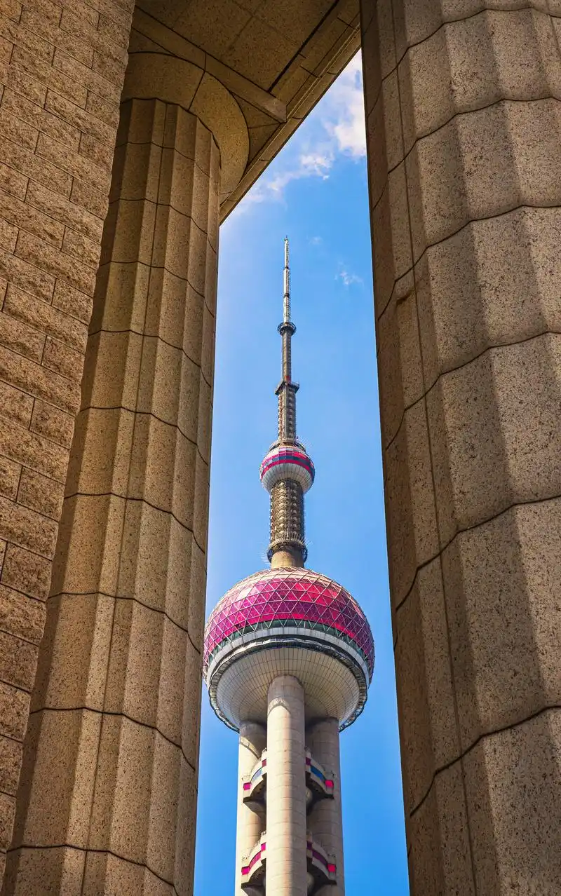 圆柱建筑与东方明珠塔 - 抖音