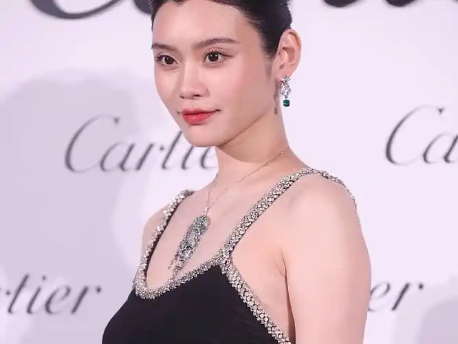 奚梦瑶官宣二胎后首亮相 穿吊带裙孕肚明显