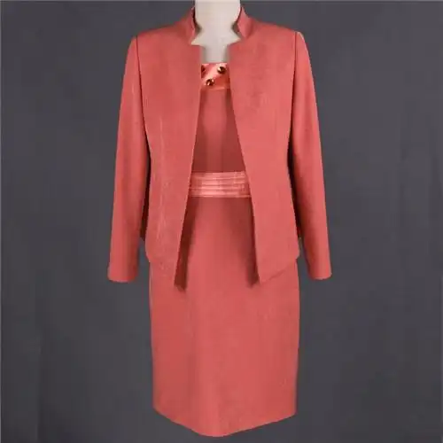 有些情况下黑色的衣服是不吉利了,因此不建议穿黑色的,在中式婚礼中到