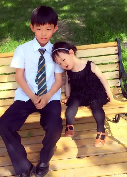 晋松的妻子是李汶桐,曾经是中国歌剧舞剧院的舞蹈演员,二人先育有一子