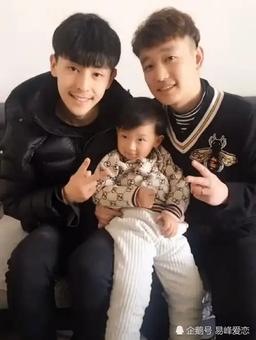 邓伦回家休假放飞自我没想到朋友发了合照暴露他的小秘密