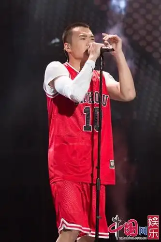 张杰帮唱耿斯汉 架子鼓篮球齐上阵耿斯汉是非常热爱摇滚乐的选手,而他