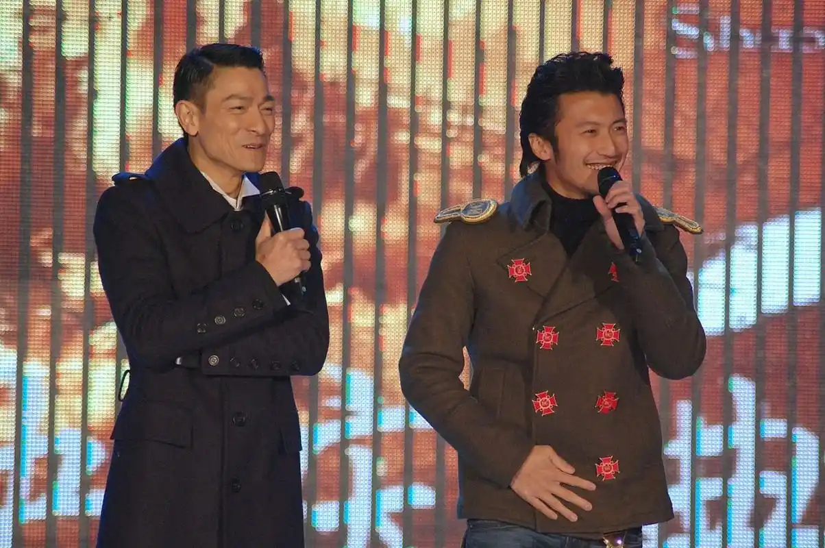 刘德华谢霆锋携手官宣,两位巨星你更喜欢谁?