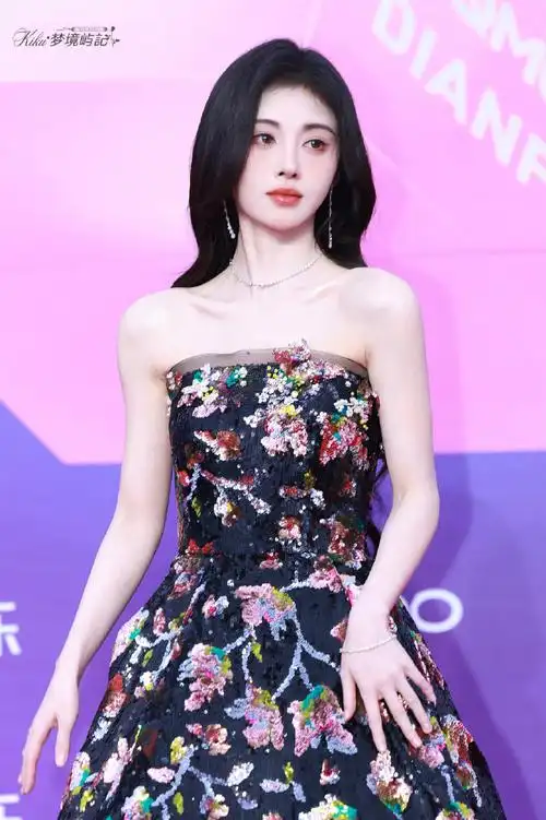 鞠婧祎红毯##qq音乐巅峰盛典