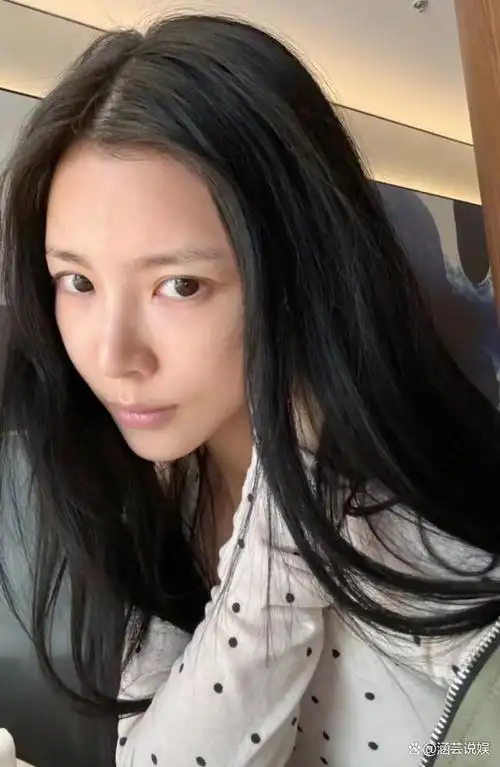 3月11日,杜淳娇妻王灿在个人社交平台分享了两张自拍美照,她还打趣