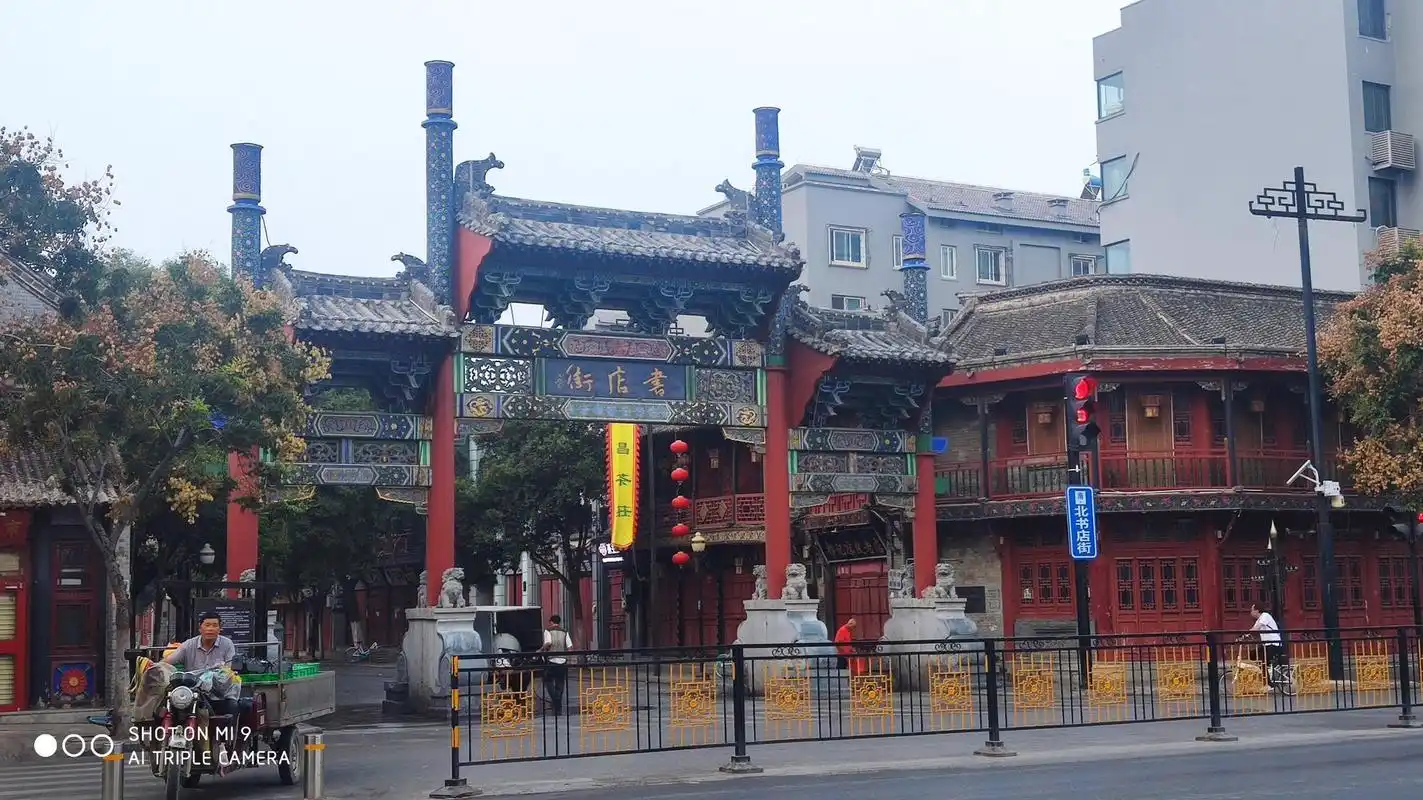 早晨,趁着人们还没有进入喧闹的开封书店街,漫步者古色古香,欣赏着无