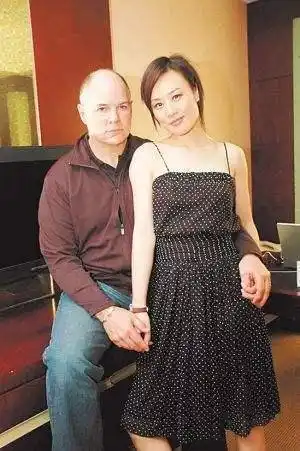 她24岁成为奥斯卡终身评委,嫁大11岁二婚导演,今52岁膝下无子