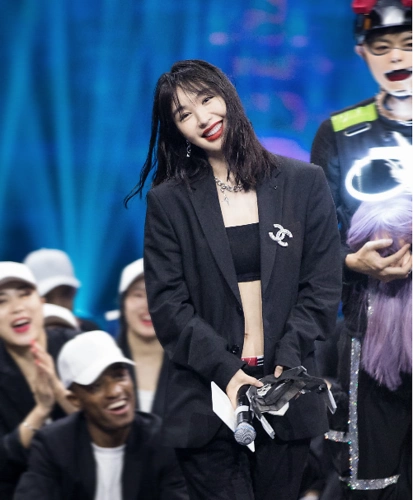 李菲儿蒙面跳舞秀好身材内衣搭西装很性感摘下面具却认不出