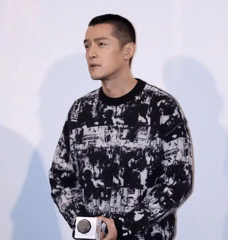 寸头容易让人上瘾,就像下面这些小哥哥, 留惯了寸头,你就再也回不去了