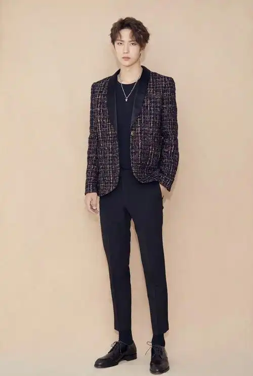 22岁王一博撞衫26岁孙怡,同穿黑色西装外套