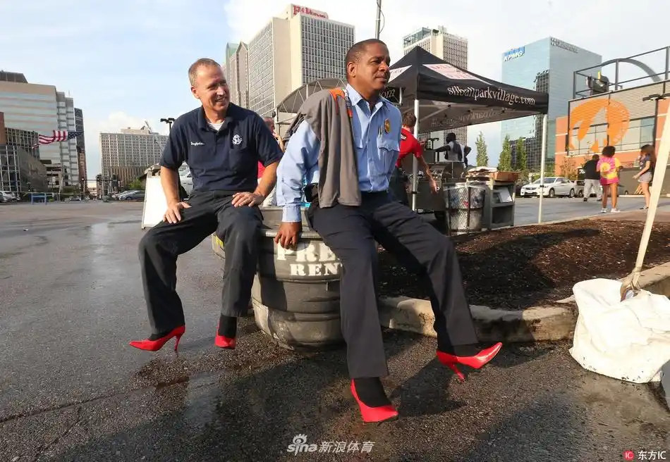 美国举行男子穿高跟鞋行走活动前进1英里