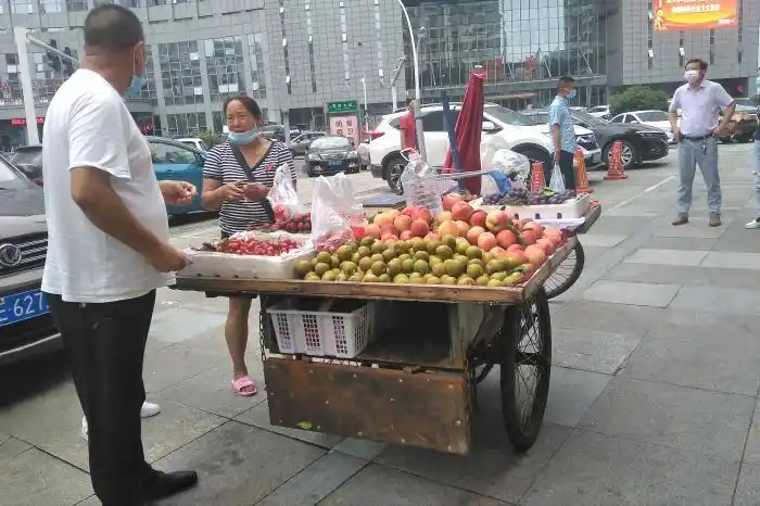 老刘见闻:6月宜昌万达广场摆摊的水果商贩实拍,大樱桃卖15元1斤