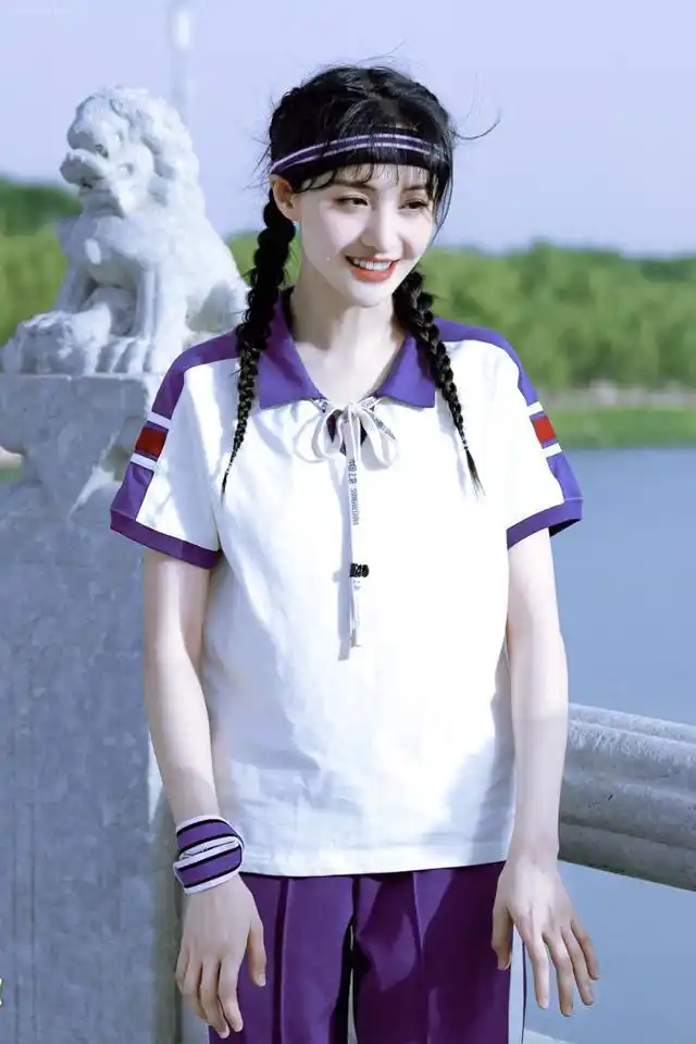 郑爽身穿蓝色复古校服,扎高马尾笑容超温柔,仿佛回到了学生时代