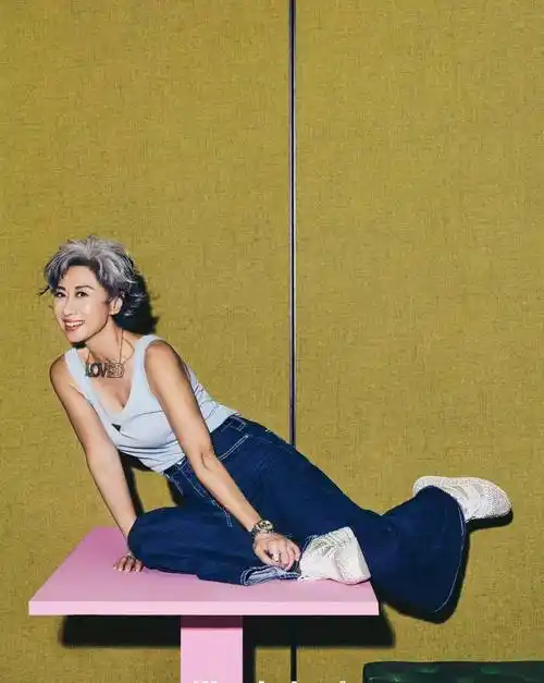 叶倩文满头白发不惧脸上皱纹,优雅老去,这才是60 岁该有的样子