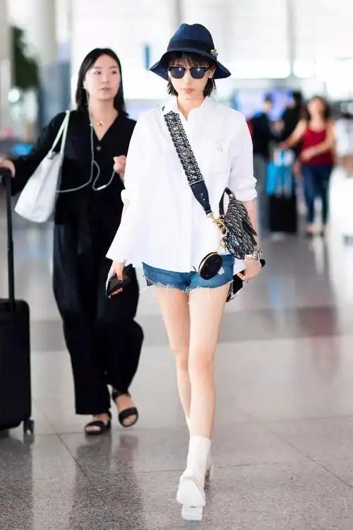 王子文是矮了点但短裙配高跟鞋又美又瘦就是脚立起来像跳芭蕾