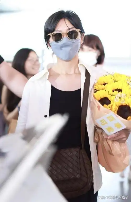 孙燕姿现身北京机场,手捧鲜花被粉丝包围,肖战的偶像人气爆火!