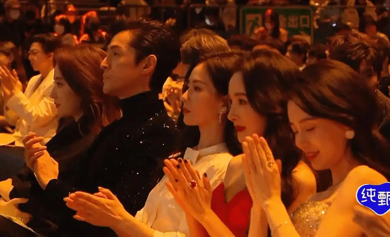 杨幂刘亦菲刘诗诗和胡歌同台,无疑是很难得的场面,已经很久没出现的