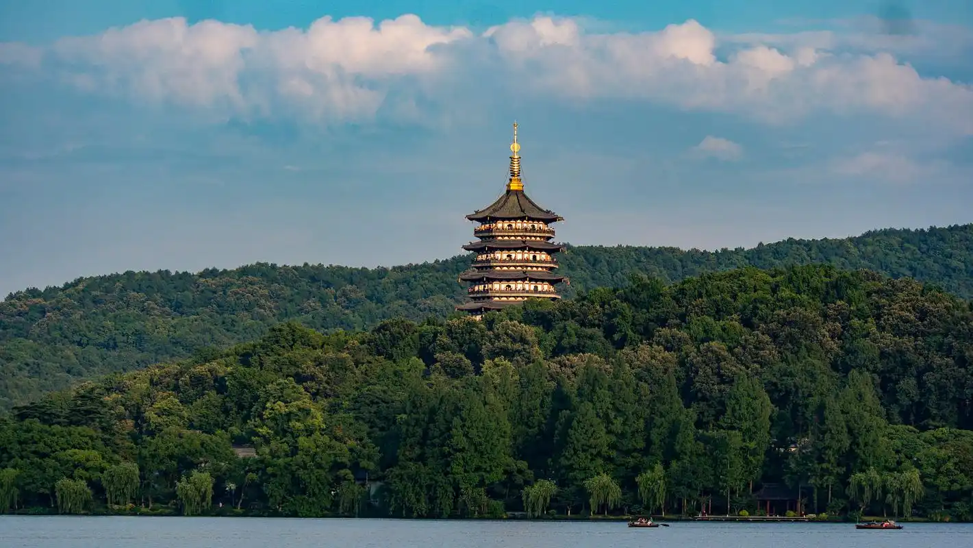 雷峰塔又名皇妃塔,西关砖塔,位于浙江省会杭州市西湖风景区岸夕照山的
