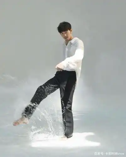 白宇真是"行走的穿搭模板",一身浅身西装够优雅,尽显成熟魅力