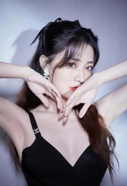 徐璐黑色紧身吊带裙美照,丰满的身材根本兜不住,太美了!#2024我想说