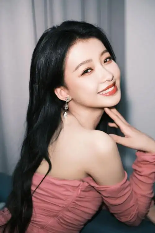 粉红女王孙怡性感和可爱集于一身童话中出逃的公主吧