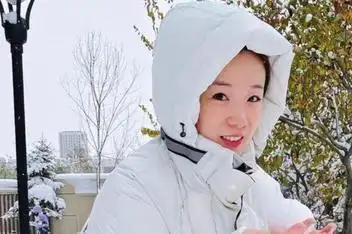 帅气老公人气高很苦恼,曾为宣.杨鸣妻子久违