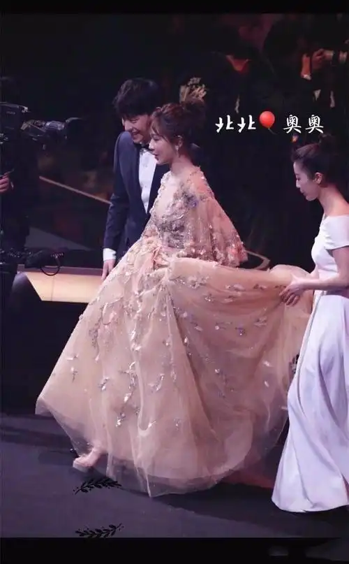 明星苑杨紫邓伦罕见同框穿20厘米高跟鞋也是难为她了