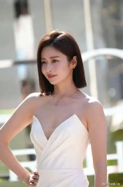 颖儿穿上一条白色的开衩连衣裙秀出了大长腿,身材真是让人梦寐以求-爱