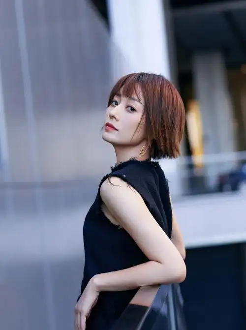 马伊琍精致短发时尚秋日写真