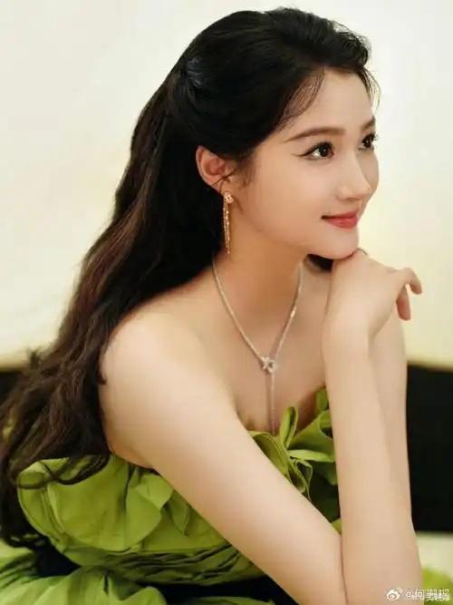 关晓彤绿色燕尾高定#  8月4日下午,@关晓彤发博晒出自己身穿绿色燕尾