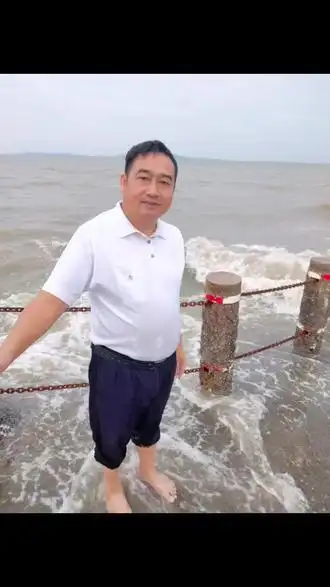 深情老男人 #沧桑大叔 #儒雅大叔 #呆萌大叔 #70后单身大叔 # - 抖音