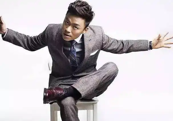 王宝强女友正面照曝光,身材高挑无架势,跟村民交谈受好评_网友_时候