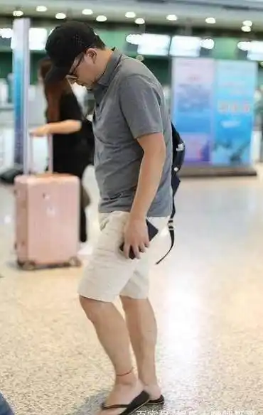 张嘉译现身机场被拍,腰更加的弯了,网友:看了好心疼_沈梦辰_病痛_成功