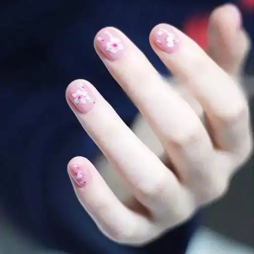 短甲美甲清透(夏天流行的手指甲美甲款式图片)