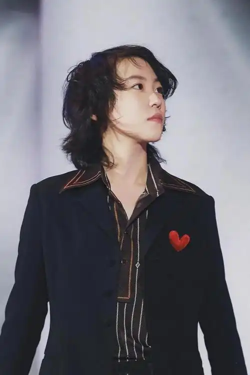 窦靖童精致打扮美到认不出微卷发配爱心西装又飒又a比妈有范