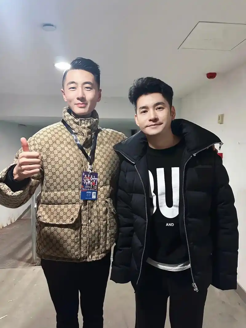 欢乐喜剧小品汇·连云港站,时隔五年·后台再次相遇文松老师.@ - 抖音