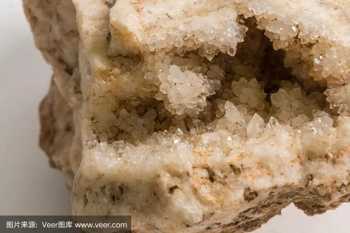 白色石英晶体矿物