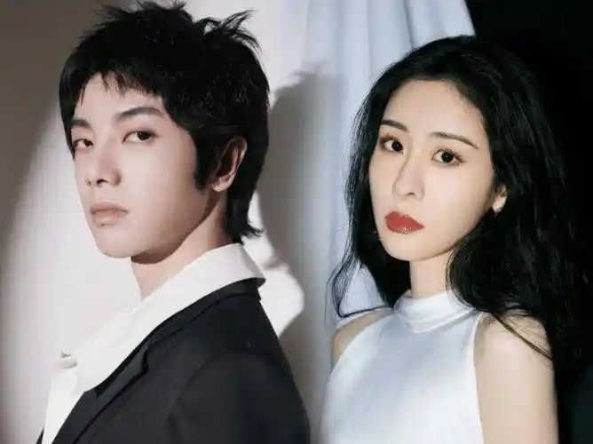 原创原创华晨宇不理邓紫棋风波现身机场包房唱k网友歌王实力依旧