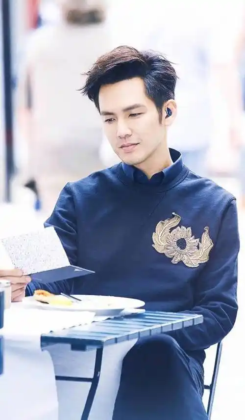 钟汉良依旧帅气,颜值与二十年前并无差异,曾出演过《流星花园》_网友