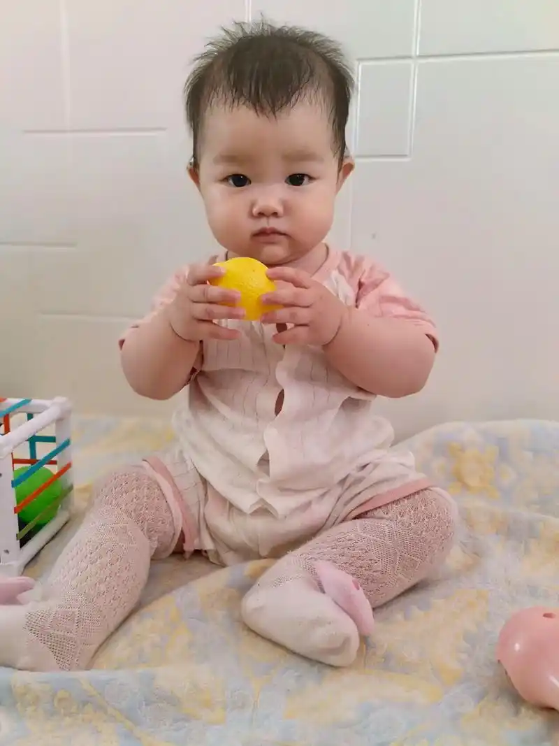 8个月的宝宝.我今天8个月了哦,我已经长大了,我爸爸妈妈一看 - 抖音