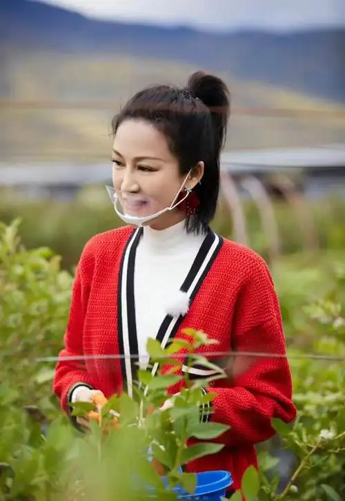 46岁鲍蕾真年轻,穿红色针织开衫搭破洞小黑裤,时髦又显气质!