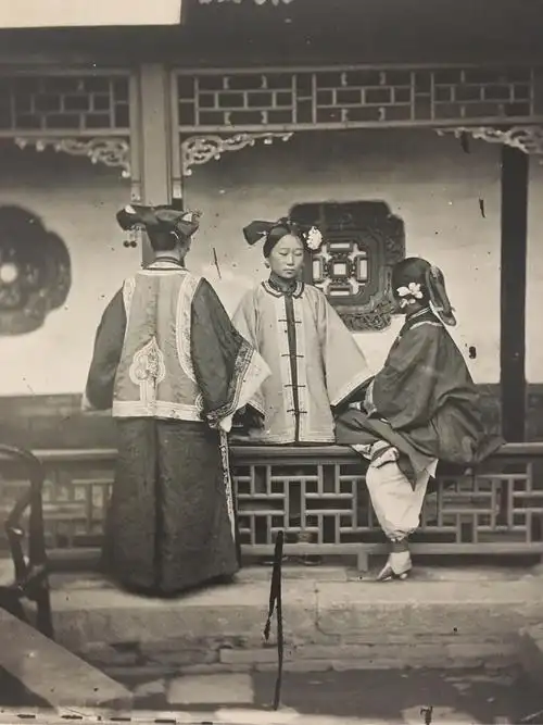 看到清代的老照片,为什么上面的名妓和嫔妃都那么丑?