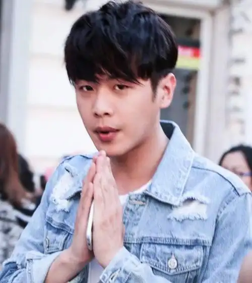 张若昀从小父母离异更加珍惜婚姻(最火男演员张若昀)