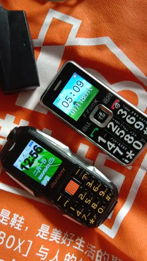 家里手机太多,买一送一.低价出自己用的两部手机保证绝无暗病